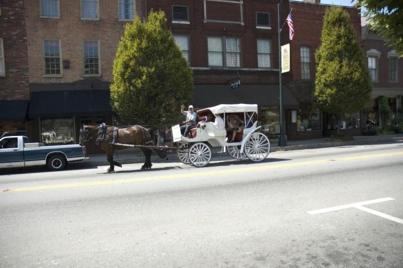 Bourbon Manor Bed & Breakfast Inn Bardstown Exteriör bild