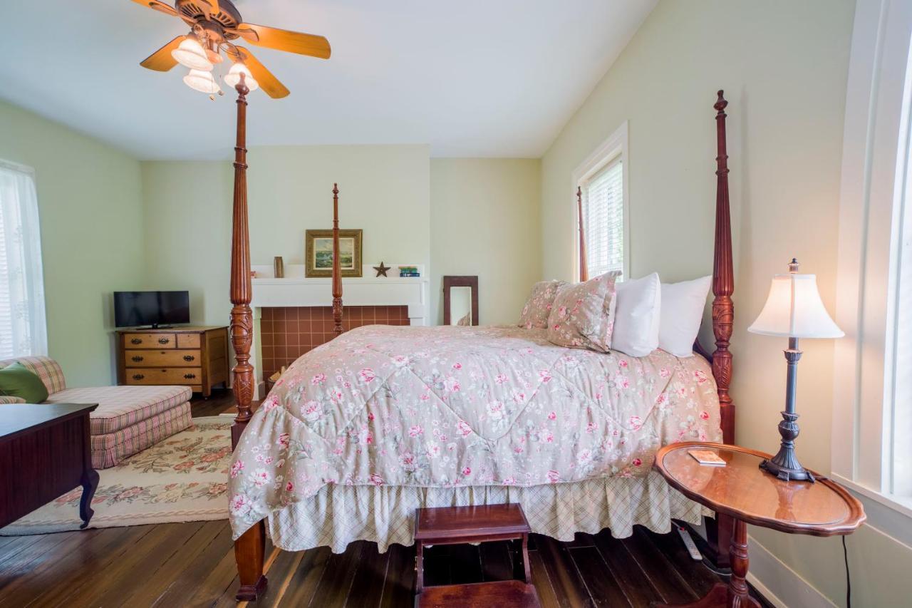 Bourbon Manor Bed & Breakfast Inn Bardstown Exteriör bild
